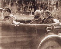  Август 1923 года. Смертельно больной Ленин в Rolls-Royce Silver Ghost на автомобильной прогулке в окрестностях Горок (тогда еще не ленинских). В машине рядом с Лениным сидит Крупская; рядом с шофером - начальник охраны Ленина Покалн.
